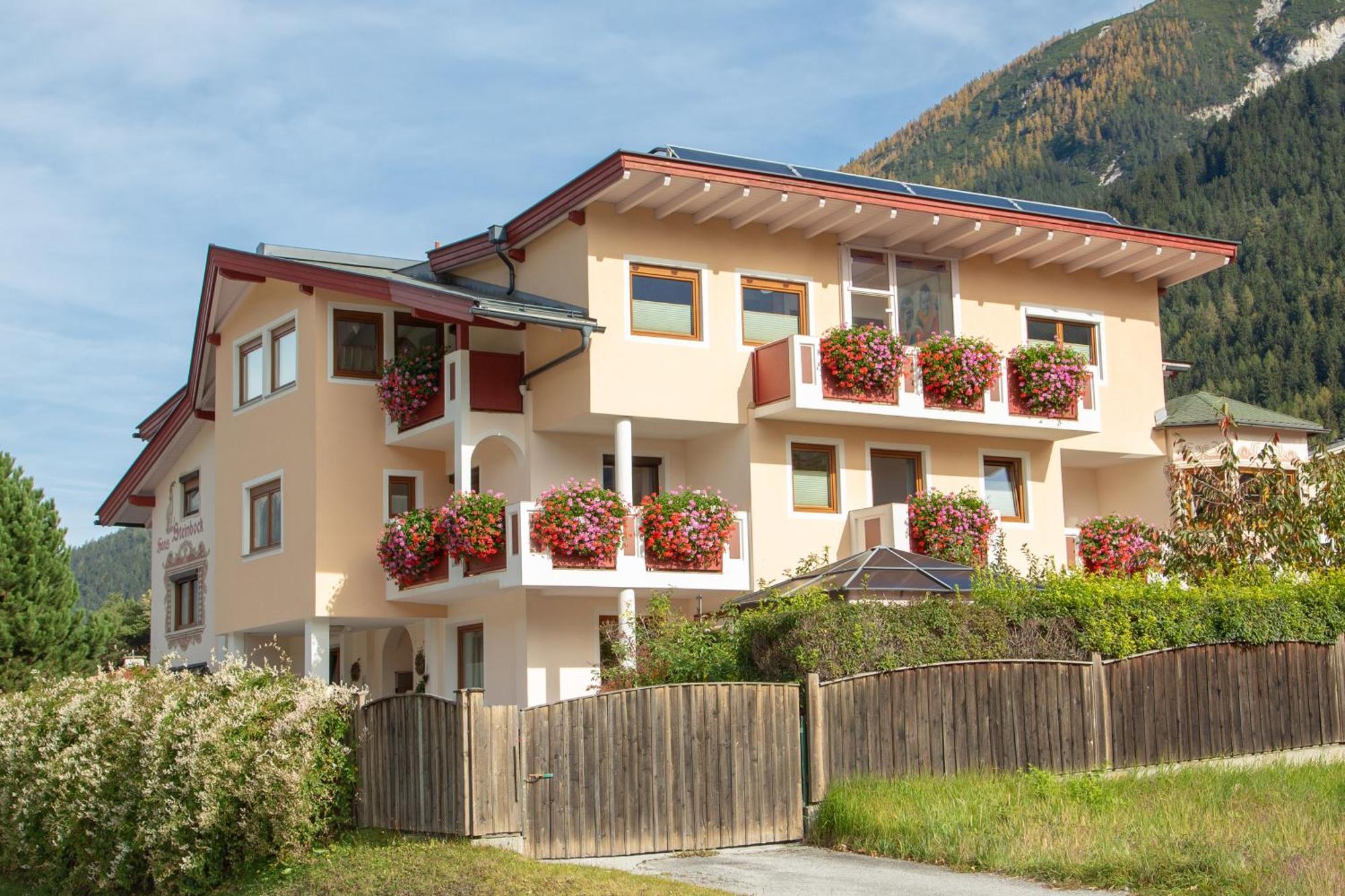 Haus Steinbock Panzió Neustift im Stubaital Kültér fotó